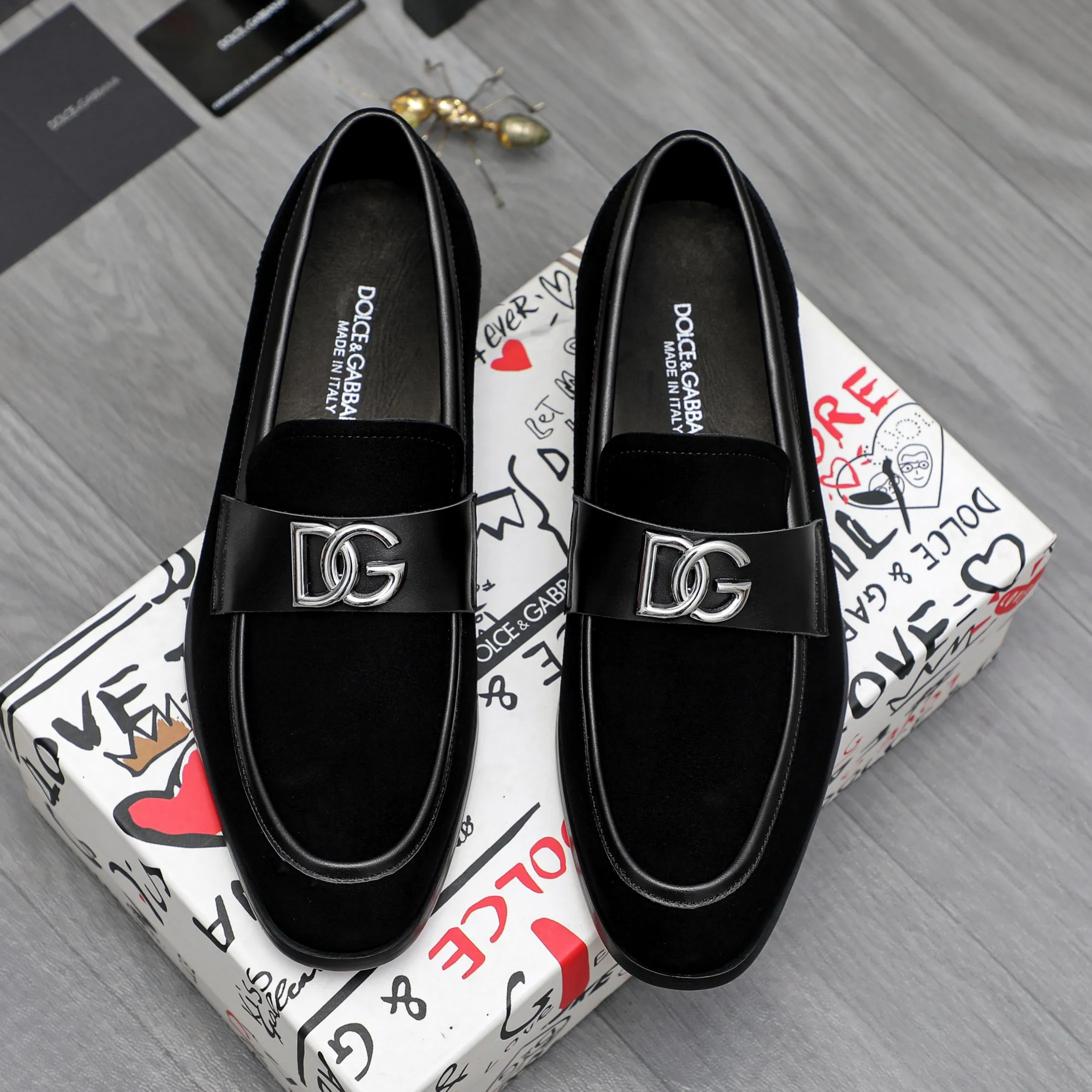 Men's shoes 💰500 Product trademark: DG (Dolce & Gabbana) business casual leather shoes Regular size: 38-45 (45 is custom-made and non-returnable) Product materials: Selected frosted cowhide upper, cowhide lining, original outsole
